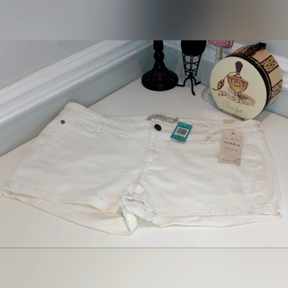 Torrid White Trouser Flip Fray Jean Shorts Size 18 NWT